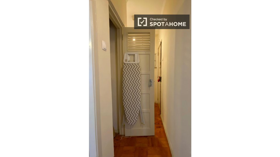 Double room Lisbon, 3 beds, 70m² — photo 2
