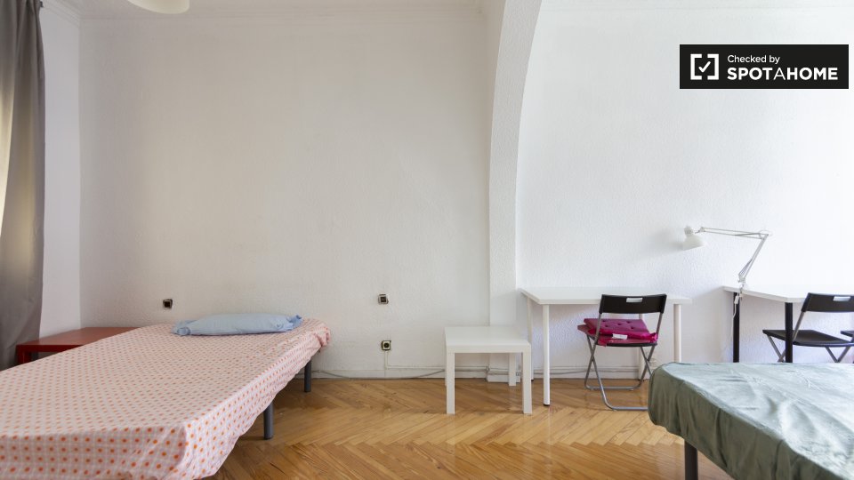 Double room Madrid, 8 beds, 200m² — photo 2