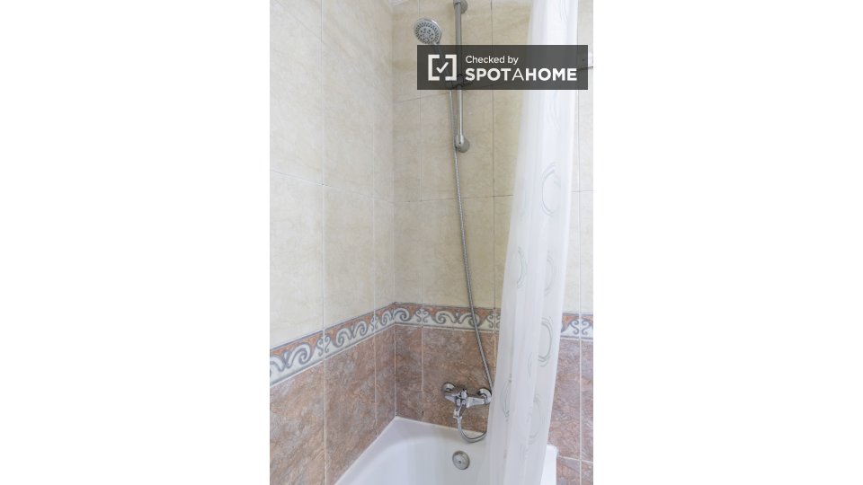 Double room Madrid, 2 beds — photo 9