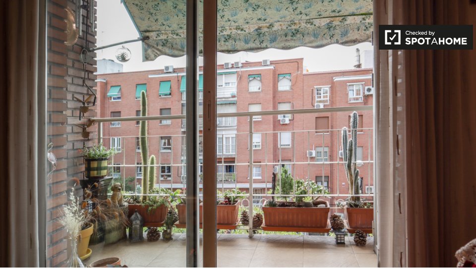 Double room Madrid, 3 beds — photo 13