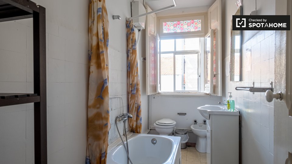 Double room Lisbon, 6 beds — photo 15