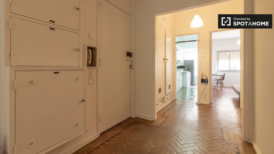Double room Lisbon, 3 beds, 75m² — photo 17