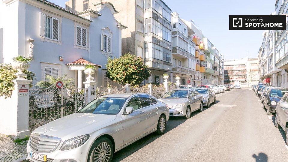 Double room Lisbon, 3 beds, 60m² — photo 14