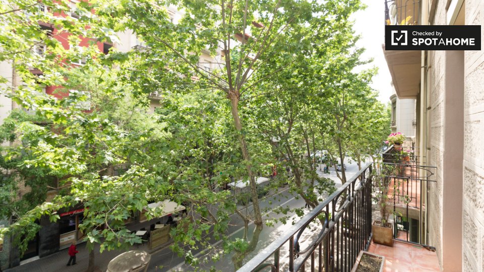 Double room Barcelona, 3 beds, 60m² — photo 2