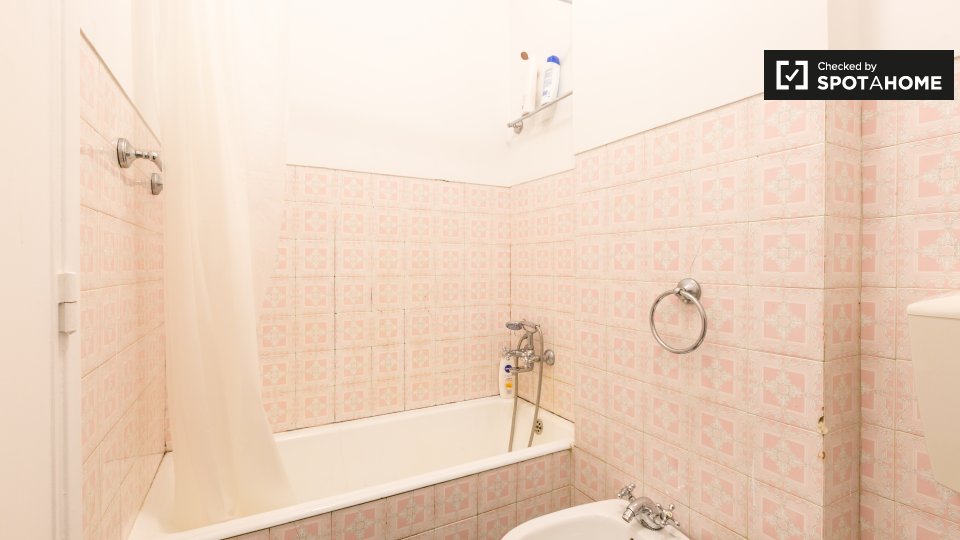 Double room Lisbon, 3 beds — photo 13