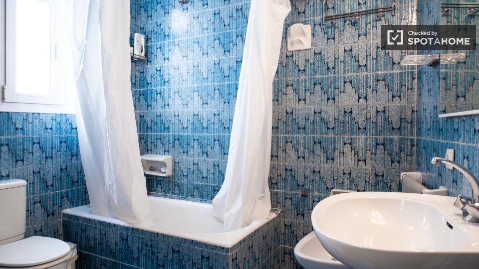 Double room Madrid, 5 beds — photo 3