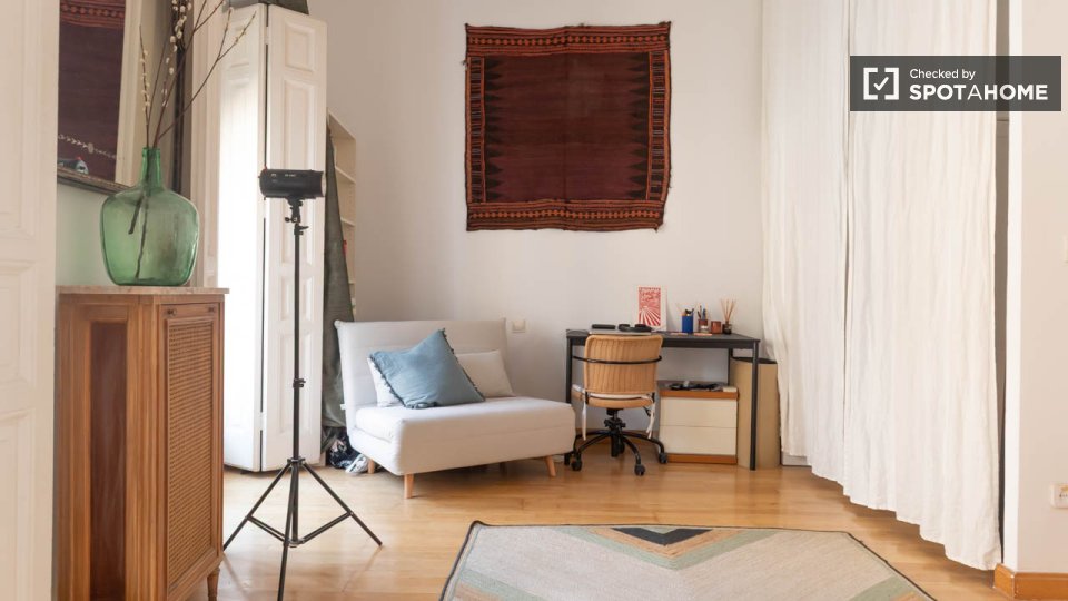 Double room Madrid, 2 beds — photo 18