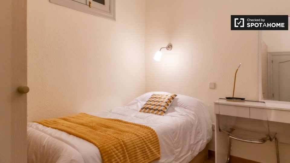 Double room Madrid, 5 beds, 157m² — photo 1