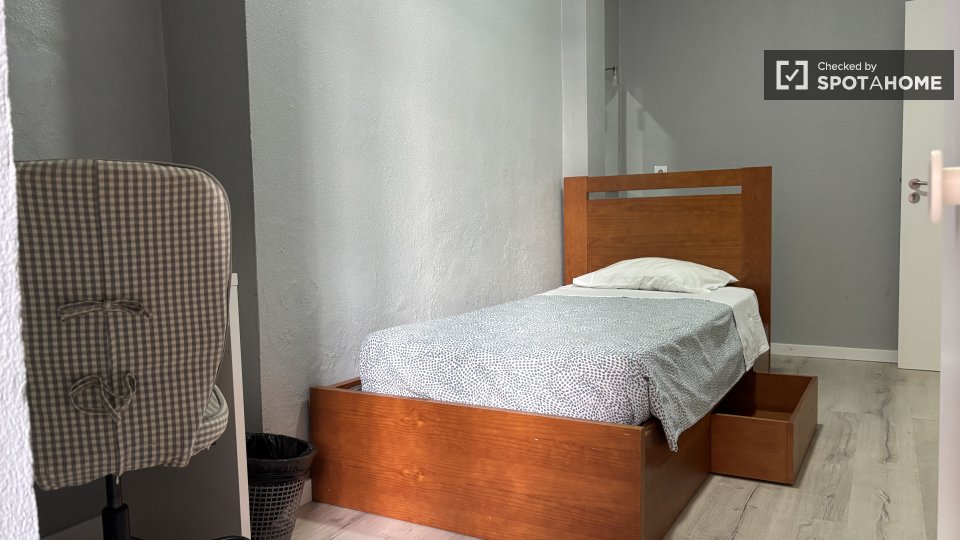 Double room Lisbon, 4 beds, 85m² — photo 55