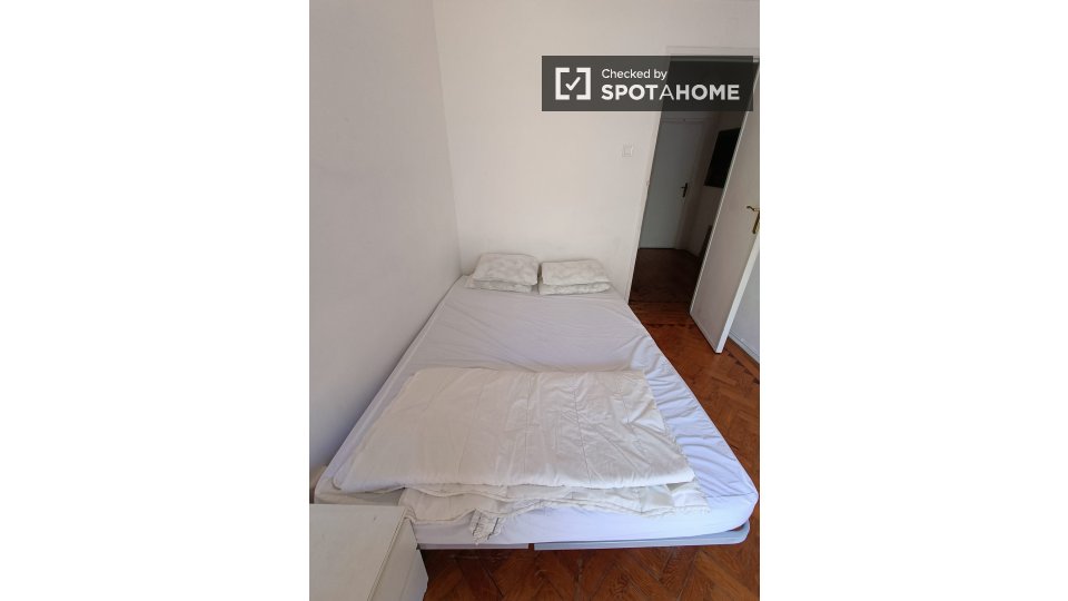 Double room Lisbon, 3 beds — photo 22