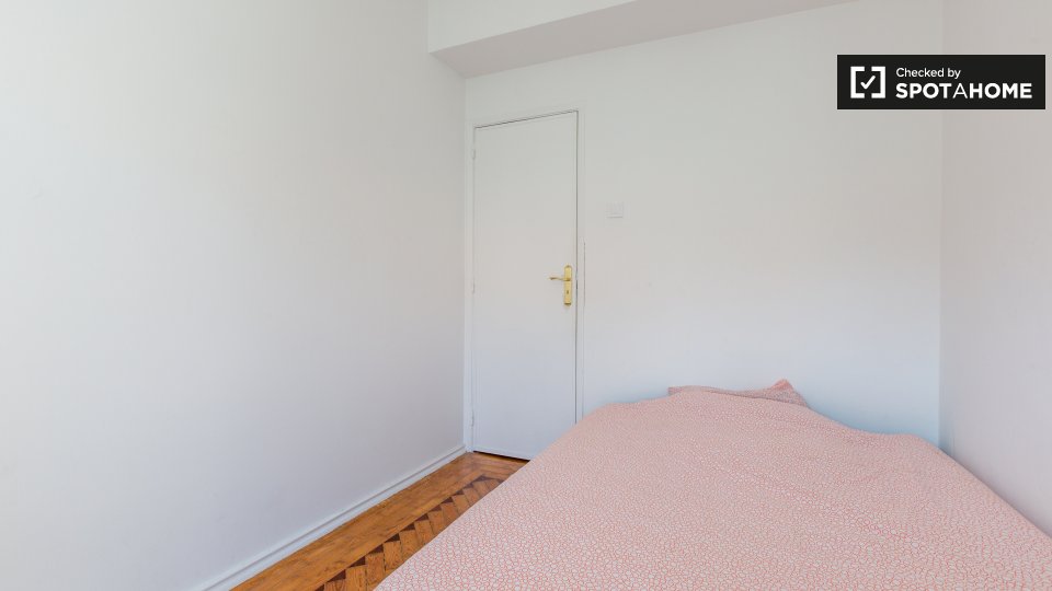 Double room Lisbon, 3 beds — photo 15