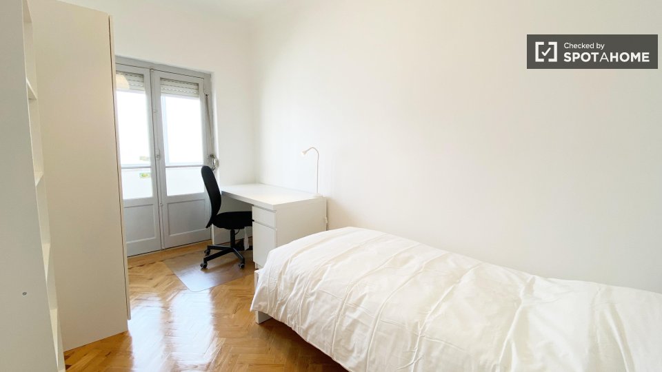 Double room Lisbon, 3 beds, 70m² — photo 11