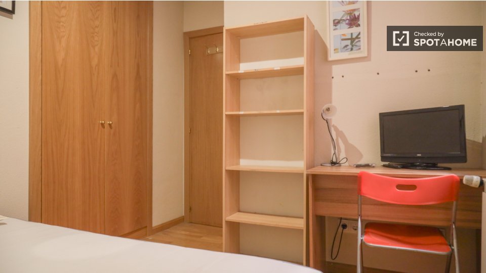 Double room Madrid, 3 beds — photo 11