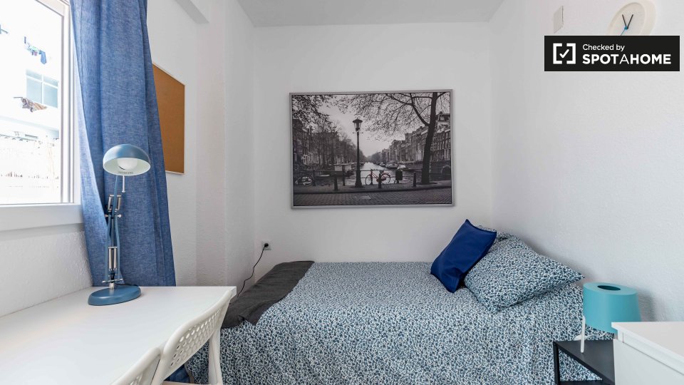 Room for rent in 5-bedroom apartment in Algiros, Valencia - en Valencia