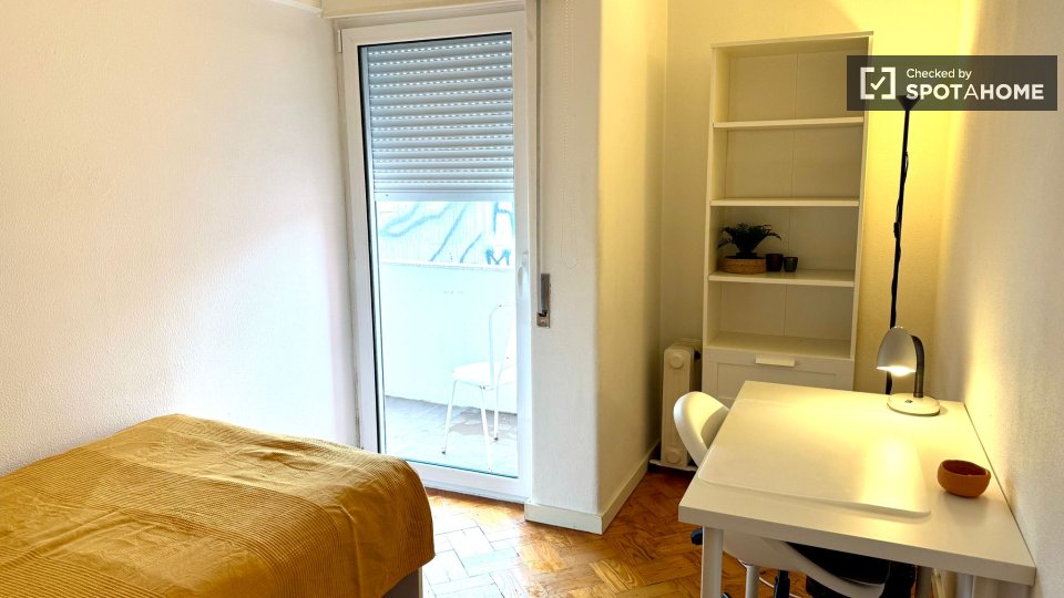 Double room Lisbon, 3 beds — photo 27