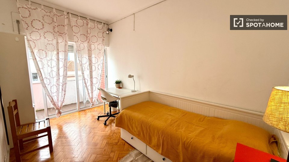 Double room Lisbon, 3 beds — photo 28