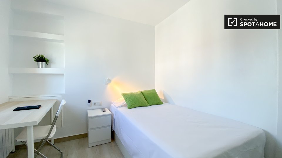 Room for rent in 3-bedroom apartment in Poblats Marítims - a Valencia