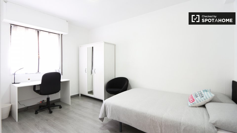 Stylish room in 5-bedroom apartment, Madrid Rio, Madrid - in Madrid