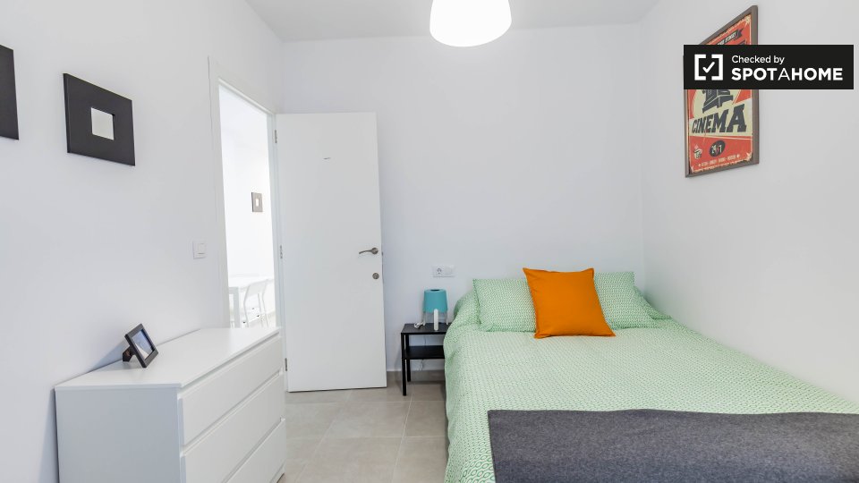 Habitación moderna en apartamento de 4 dormitorios en Poblats Marítims.
