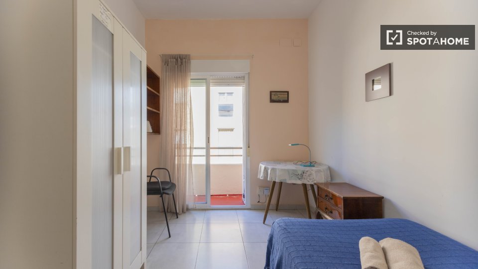 Double room Valencia, 3 beds — photo 18