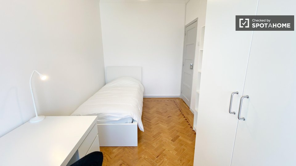 Double room Lisbon, 3 beds, 70m² — photo 15