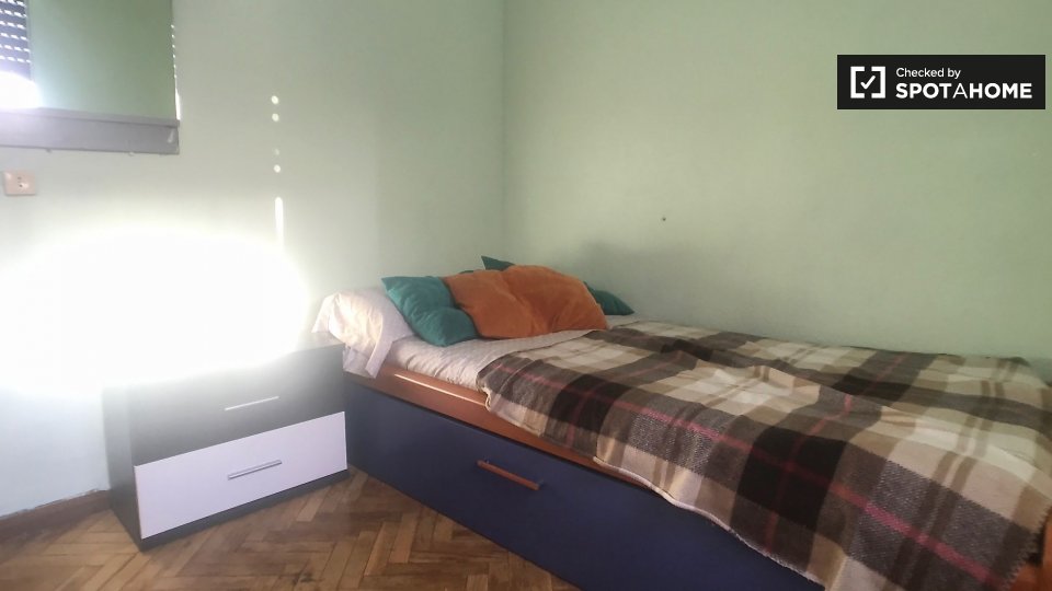 Double room Madrid, 3 beds — photo 1
