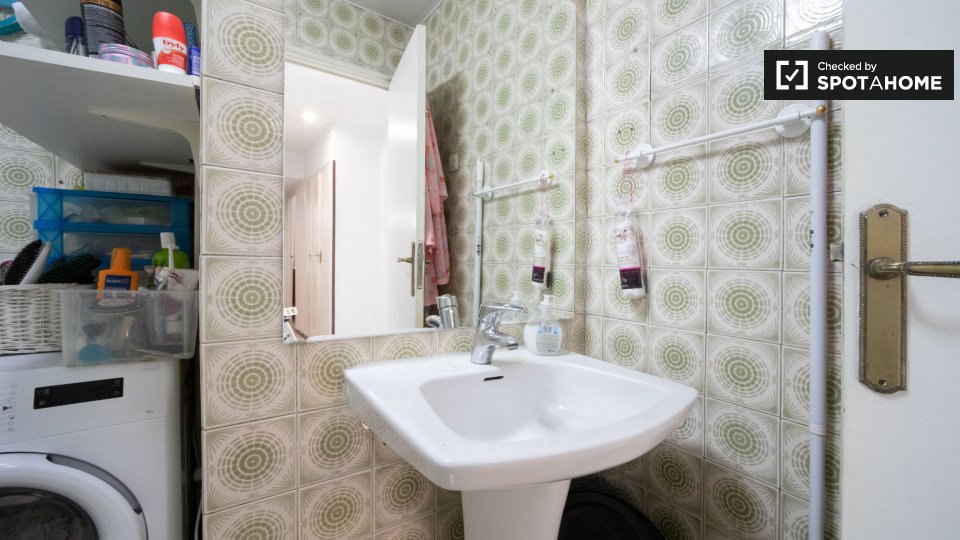 Double room Madrid, 2 beds, 75m² — photo 16