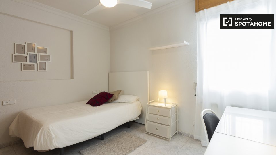 Double room Madrid, 3 beds, 78m² — photo 1