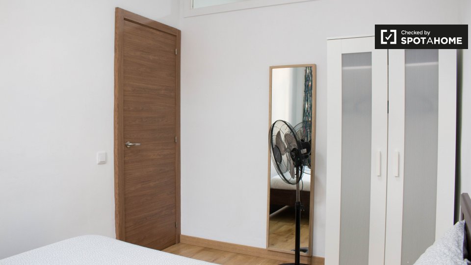 Double room Barcelona, 3 beds, 60m² — photo 18