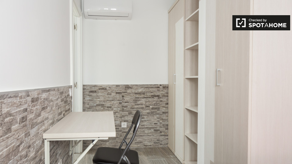 Double room Madrid, 3 beds, 60m² — photo 3