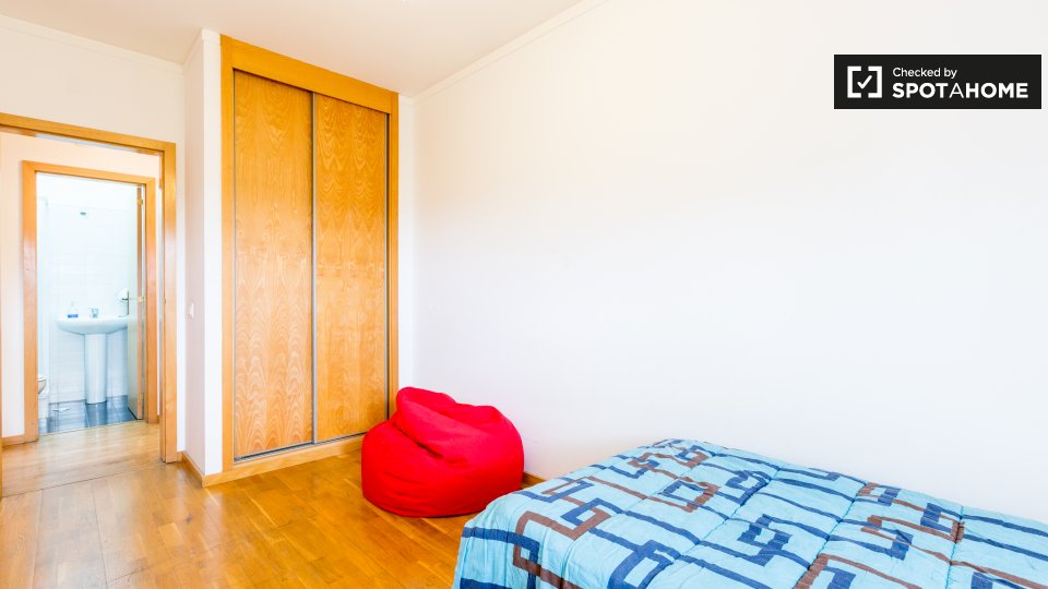 Double room Lisbon, 4 beds — photo 13