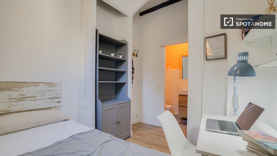 Double room Barcelona, 5 beds — photo 32