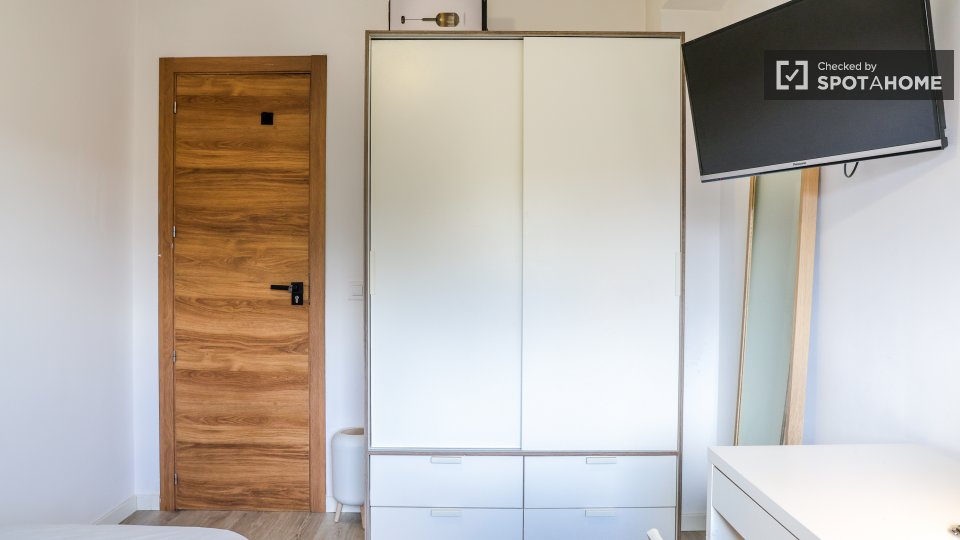 Double room Madrid, 3 beds, 85m² — photo 25