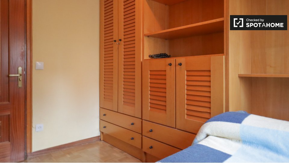 Double room Madrid, 3 beds, 91m² — photo 5