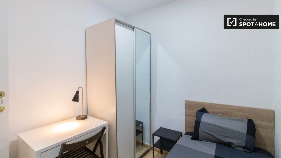 Se alquila habitación en piso de 5 habitaciones en El Raval, Barcelona