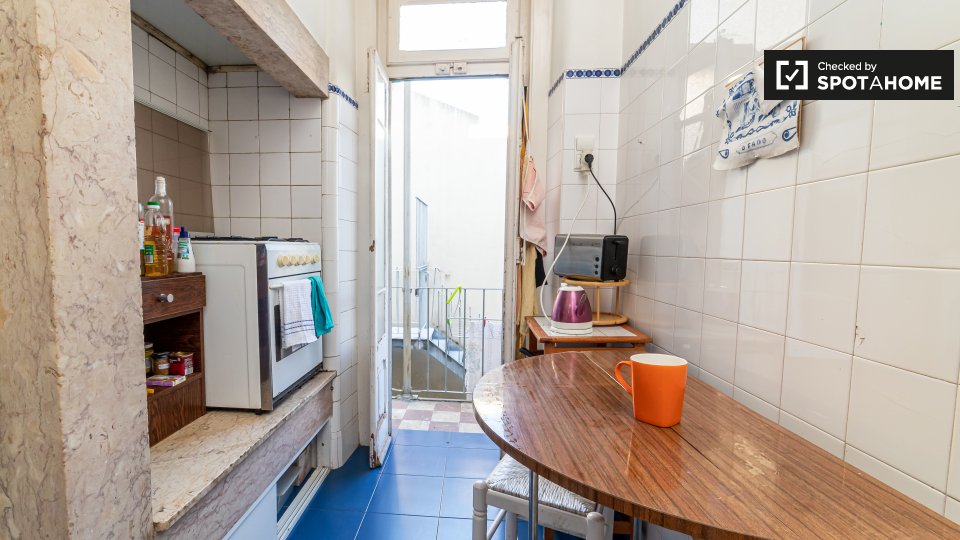 Double room Lisbon, 3 beds, 60m² — photo 7