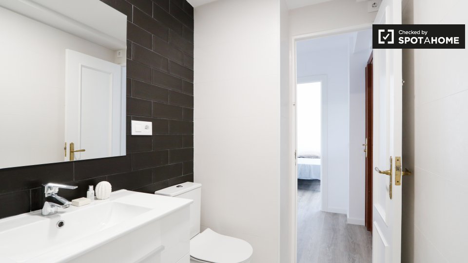 Double room Madrid, 3 beds, 85m² — photo 13