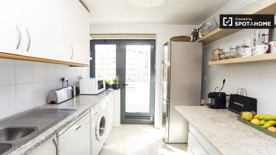 Double room Lisbon, 3 beds, 80m² — photo 6