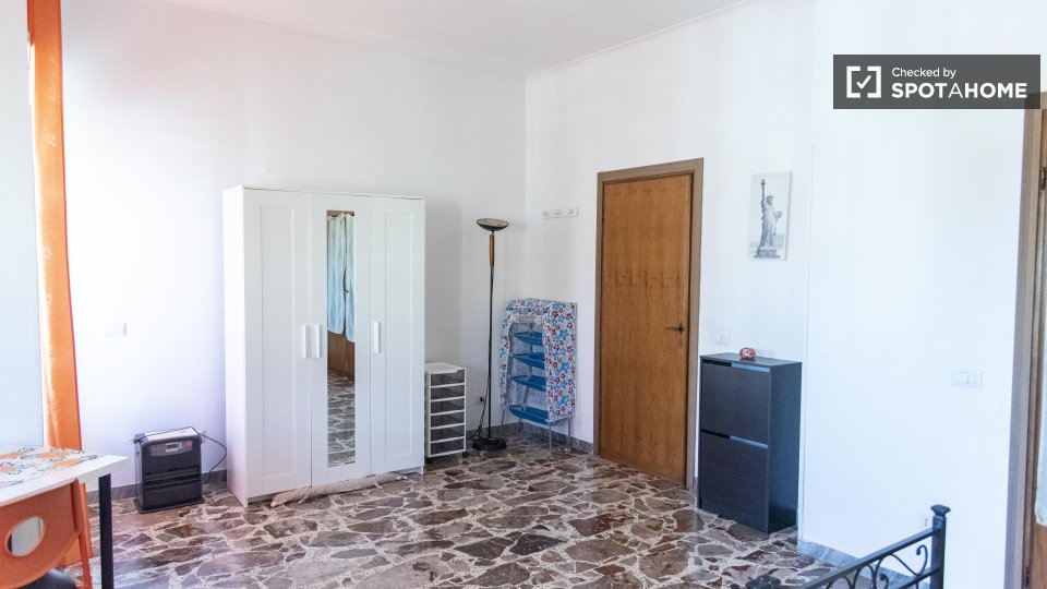 Double room Rome, 3 beds, 100m² — photo 24