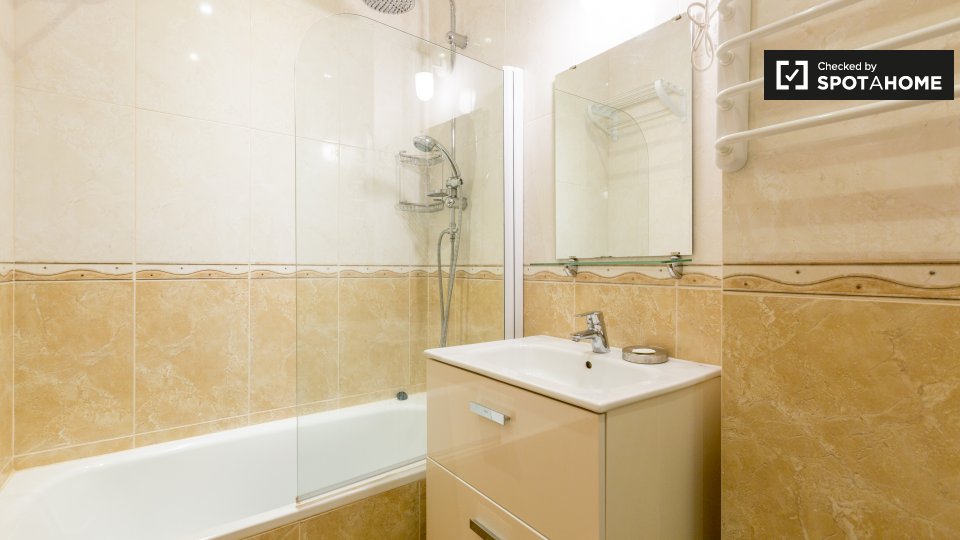 Apartment Lisbon, 2 beds, 58m² — photo 17