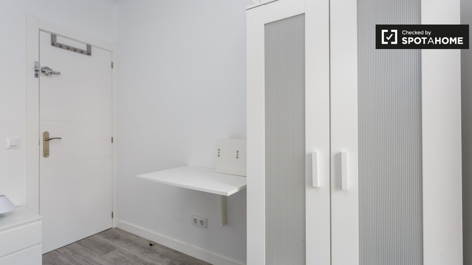 Double room Madrid, 3 beds, 52m² — photo 3