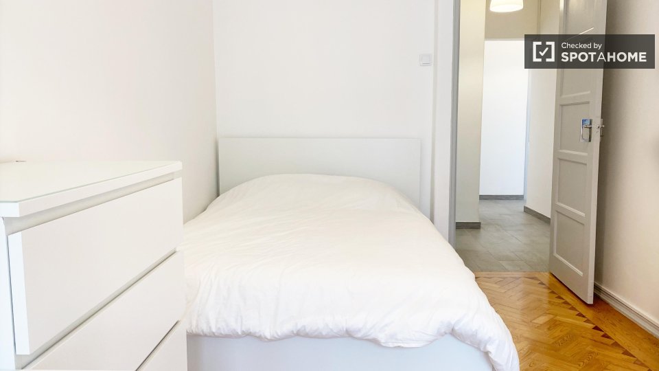 Double room Lisbon, 3 beds, 70m² — photo 5