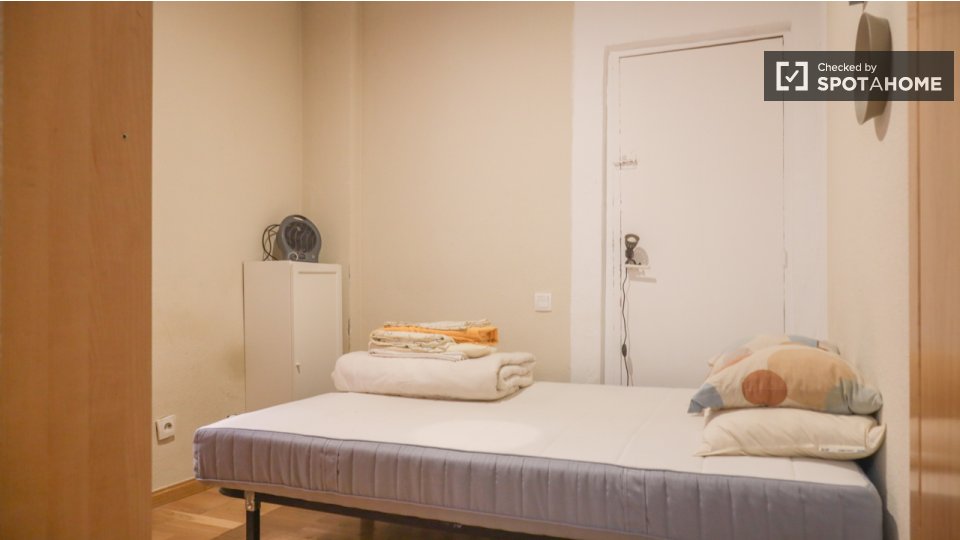 Double room Madrid, 3 beds — photo 10