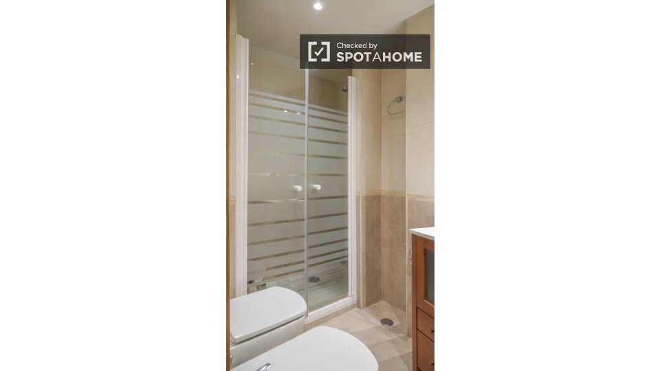 Double room Madrid, 5 beds, 140m² — photo 9