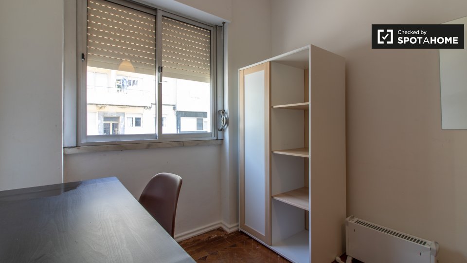 Double room Lisbon, 3 beds, 75m² — photo 3