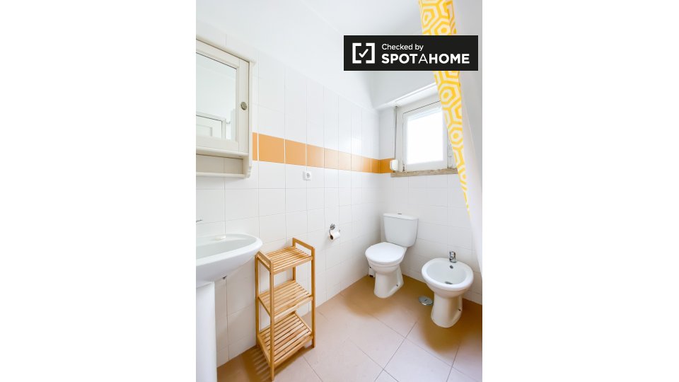 Double room Lisbon, 3 beds — photo 11