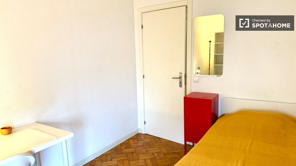 Double room Lisbon, 3 beds — photo 21