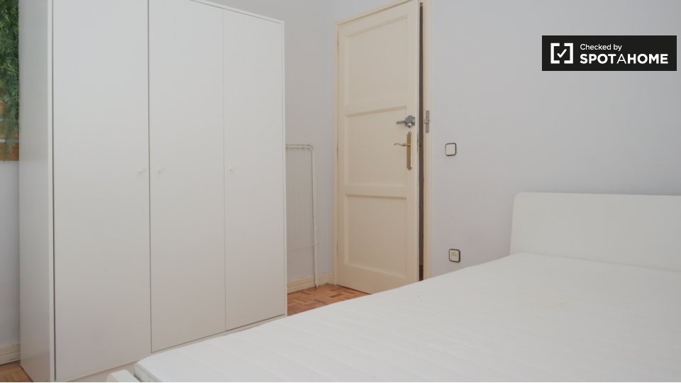 Double room Madrid, 7 beds, 160m² — photo 3