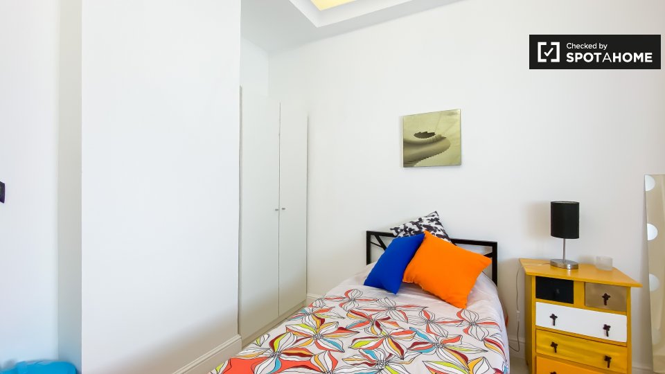 Double room Lisbon, 5 beds — photo 15