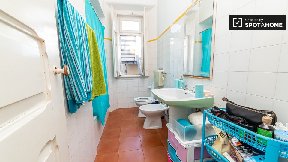 Double room Lisbon, 3 beds, 60m² — photo 9